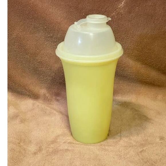 Vintage Tupperware Pale Yellow Quick Shake 16oz Blender Cup (844-10) - Picture 3 of 4
